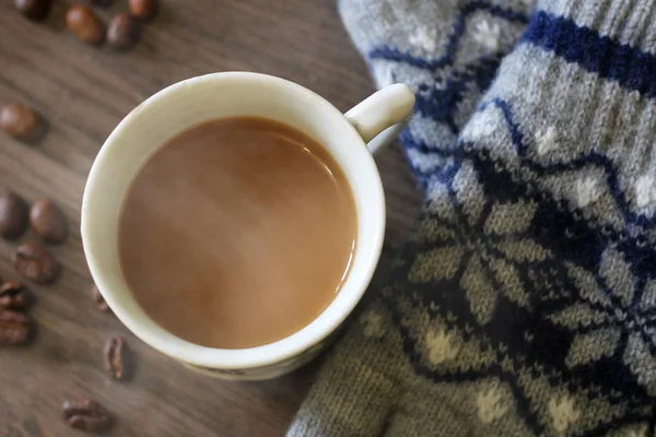 Secangkir kopi panas dan sarung tangan, tampilan atas — Stok Foto