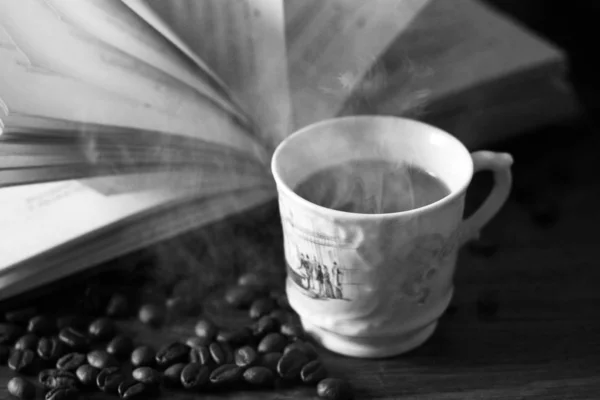 Tasse de café latte ou cappuccino avec un livre, noir et blanc — Photo