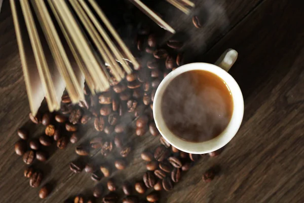 Xícara de café com leite ou cappuccino com um livro, feijão, vista superior — Fotografia de Stock