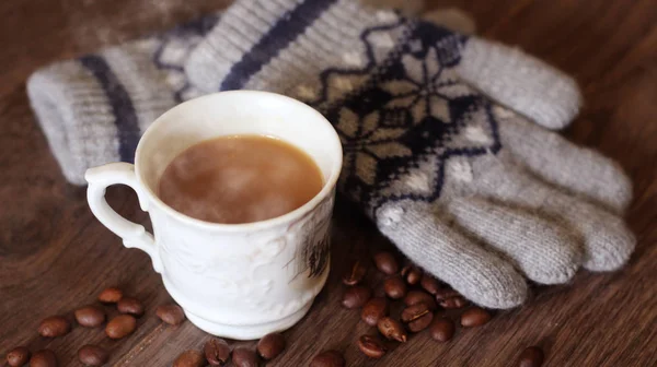 Cup of hot coffee and gloves — Stock Photo, Image