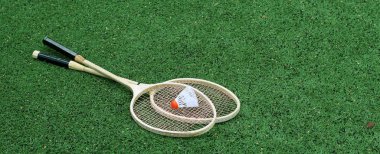 Badminton Raket yeşil çimenlerin üzerinde