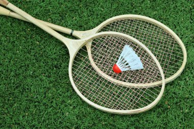 Badminton Raket yeşil çimenlerin üzerinde