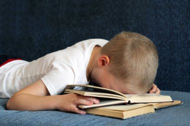 Küçük çocuk kitap okuma yorgun, okul teması