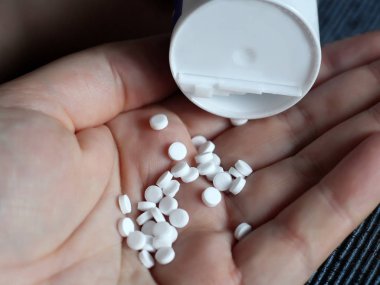 Çok yakın ellerde şeker yerine hapları