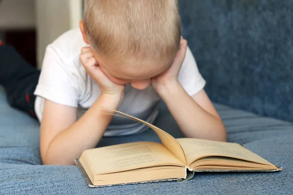 Küçük çocuk kitap okuma yorgun, okul teması