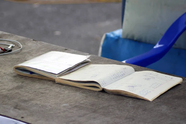 Cuaderno con notas sobre la mesa — Foto de Stock
