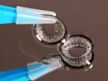 renkli kontakt lensler görme çok yakın