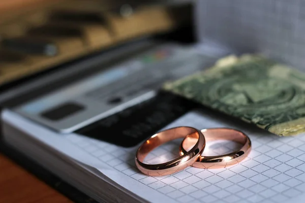Gold wedding rings so close and a dollar — 스톡 사진