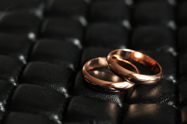 革生地に金の結婚指輪 — ストック写真