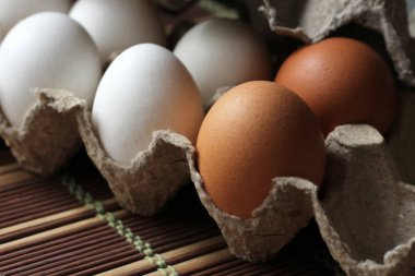 Karton ambalaj kahverengi ve beyaz tavuk yumurtası