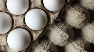 Karton ambalajda tavuk yumurtası