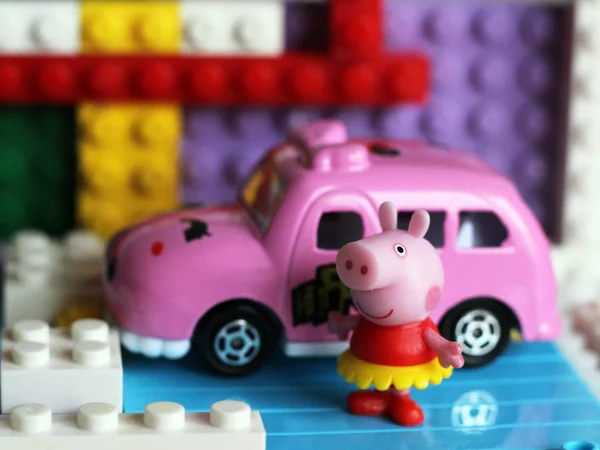 September 26, 2019. Izhevsk, Russia. Pig toy with car so close. — Stock Photo, Image