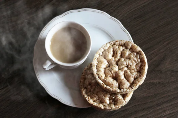 Una taza de café al vapor y panes saludables, vista superior — Foto de Stock