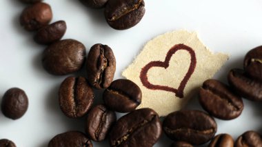 Kahve çekirdekleri arasındaki kalp deseni