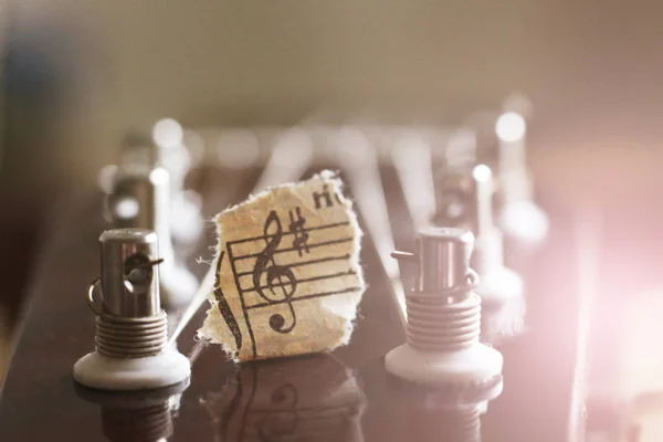 Cuerdas de guitarra y notas de papel desgarrado, música —  Fotos de Stock