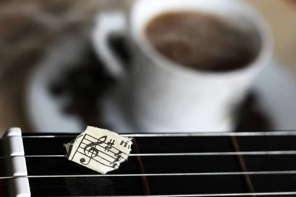 기타 줄, 깨진 종 이 쪽지, 커피, 음악 — 스톡 사진