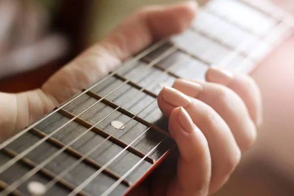 Samičí struny na ruce a kytaru, západ slunce — Stock fotografie