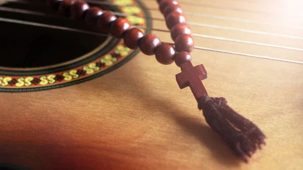 Gitar ve tahta haç, müzik ve din