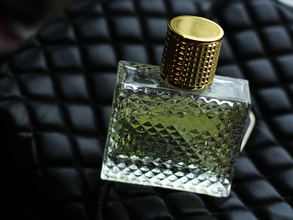 Piękna jest kwadratowa z damską butelką perfum. Piękna luksusowa butelka perfum. Proces wytwarzania perfum. — Zdjęcie stockowe