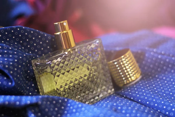 Hermoso es cuadrado con la botella de perfume de las mujeres. Hermosa botella de perfume de lujo. Proceso de elaboración de perfumes . —  Fotos de Stock