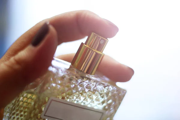 Perfume de mujer de vidrio en la mano — Foto de Stock
