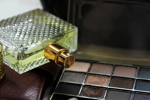 Perfume feminino de vidro e sombra para os olhos, conjunto de cosméticos — Fotografia de Stock