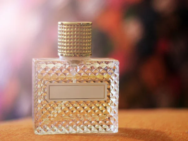Piękna jest kwadratowa z damską butelką perfum. Piękna luksusowa butelka perfum. Proces wytwarzania perfum. — Zdjęcie stockowe