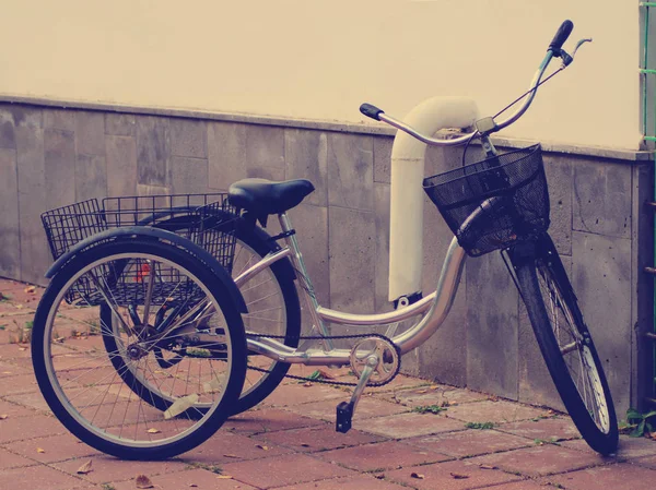 Triciclo para adultos en la ciudad, vintage tonificado — Foto de Stock