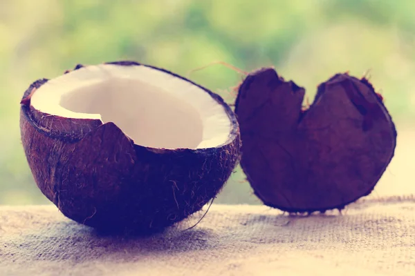 Kokosnüsse auf Naturhintergrund, süße Früchte, getönt — Stockfoto
