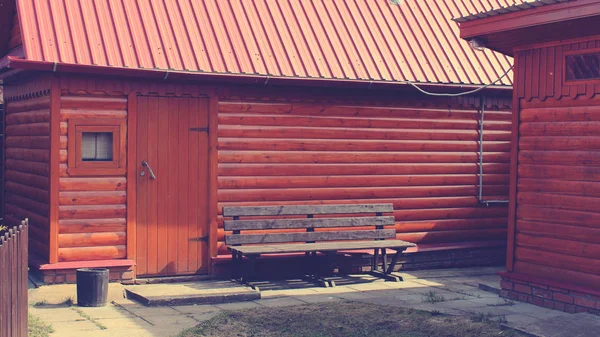 Vecchia panca e case in legno, vintage tonica — Foto Stock