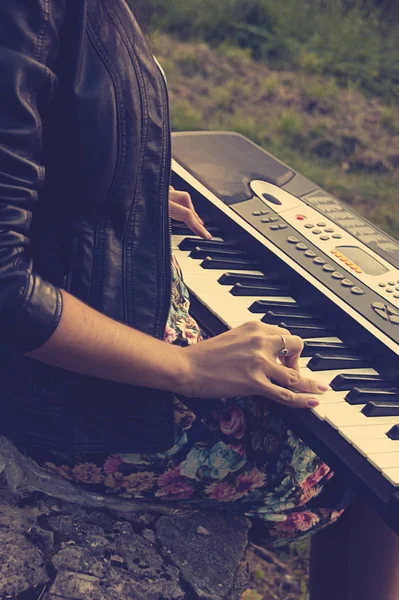 Açık havada piyano çalan genç bir kadının elleri kapalı, klasik tonda. — Stok fotoğraf