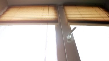 Penceredeki kahverengi jaluziler, alt görünüm