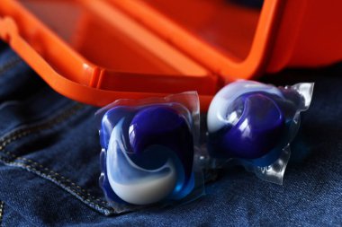 Yıkama kapsülleri, yeni teknoloji, çamaşır tozu veya jel.