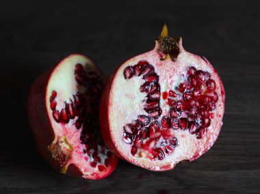 Olgun tatlı nar, sağlıklı yiyecek.