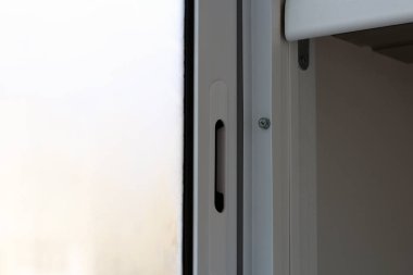 Plastik logji, pencere çok yakın.