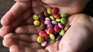 Çocukların ellerinde renkli şeker damlaları, üst manzara