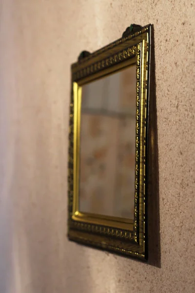 Antiek gouden frame op een muur — Stockfoto