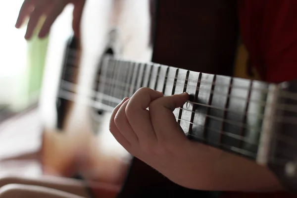 Dítě hraje na kytaru, učí se hudbu — Stock fotografie