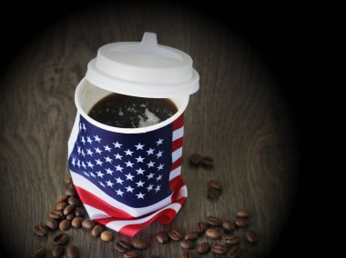 Tahta arka planda Usa bayrağı olan sıcak bir içecek.