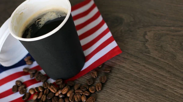 Bebida caliente con bandera de EE.UU. sobre fondo de madera —  Fotos de Stock