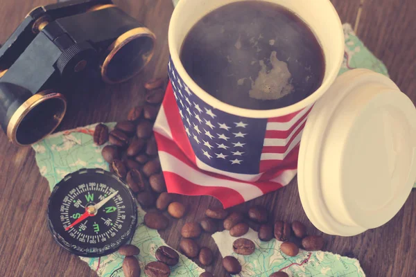 Bebida quente com bandeira dos EUA, bússola e mapa, viagem — Fotografia de Stock