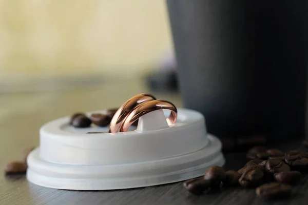 コーヒー豆に結婚指輪のセット — ストック写真