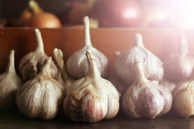 Sarımsaklı sarımsak soğanı.