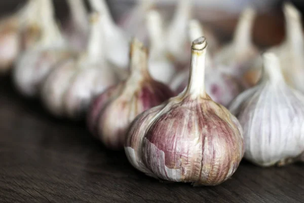 Garlic bulbs with garlic cloves so close — Stock Photo, Image