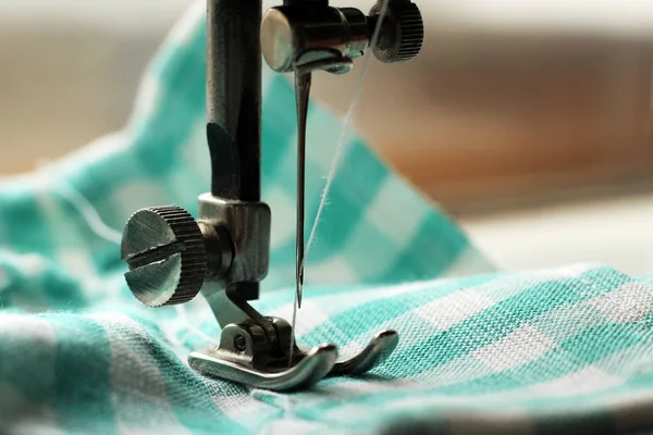 Швейная машина и предмет одежды, макро — стоковое фото