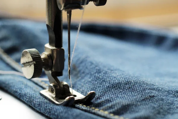 Máquina de costura e item de roupa, macro — Fotografia de Stock