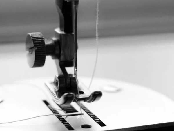 Máquina de costura e item de vestuário macro — Fotografia de Stock