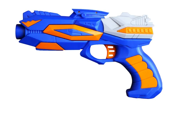 Beyaz arkaplanda izole edilmiş mavi plastik tabanca oyuncağı, renk nesnesi