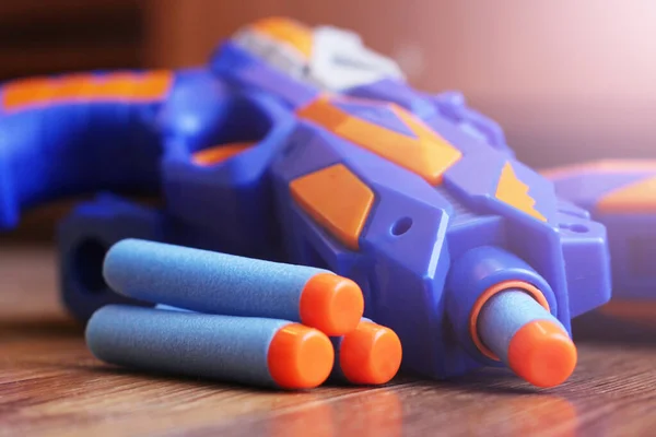 蓝色手枪和木制背景弹药筒 男孩玩具 — 图库照片