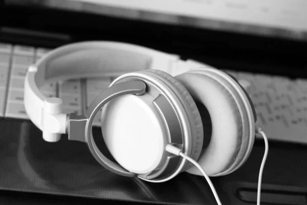 Μεγάλα Λευκά Ακουστικά Στο Πληκτρολόγιο Του Φορητού Υπολογιστή Τόσο Κοντά — Φωτογραφία Αρχείου